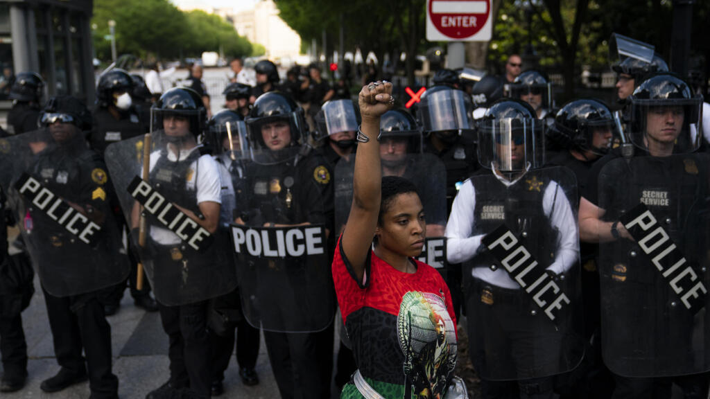 Manifestation, le 30 mai 2020, près de la Maison Blanche à Washington, en hommage à George Floyd, un Afro-Américain mort étouffé par un policier blanc.