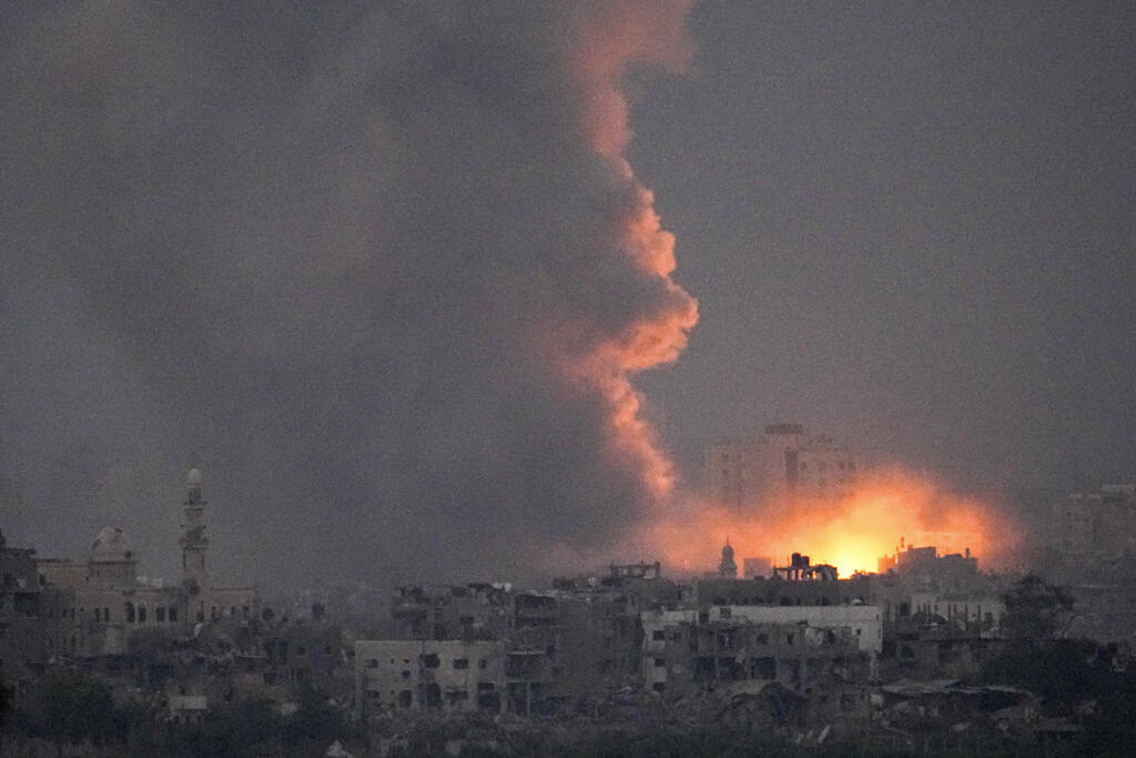 Fogos aumentam após um ataque aéreo israelense na Faixa de Gaza, visto do sul de Israel, sábado, 14 de outubro de 2023.