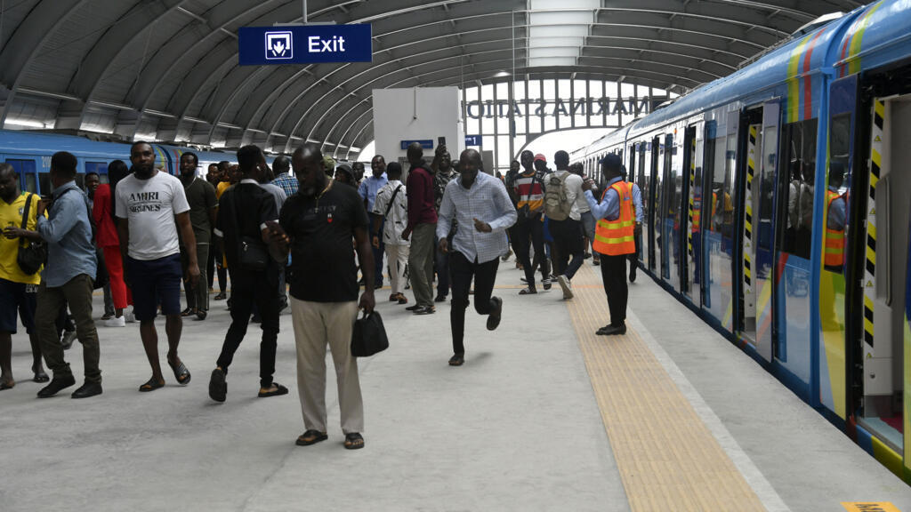 Des voyageurs à la station Marina lors de l'inauguration de l'exploitation commerciale du métro à Lagos, le 4 septembre 2023.