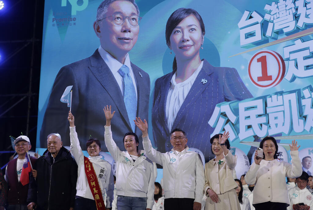 O candidato presidencial do Partido Popular de Taiwan (TPP), Ko Wen-je (terceiro à direita), encerra comício com a sua companheira de campanha Cynthia Wu (quarta à esquerda), em Taipei, Taiwan. (12/01/2024)