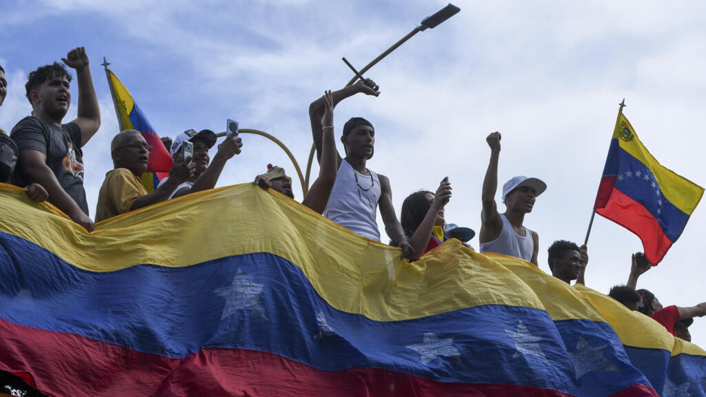 Manifestantes protestam em Valência contra os resultados oficiais, que deram vitória a Nicolás Maduro. (29/07/2024)