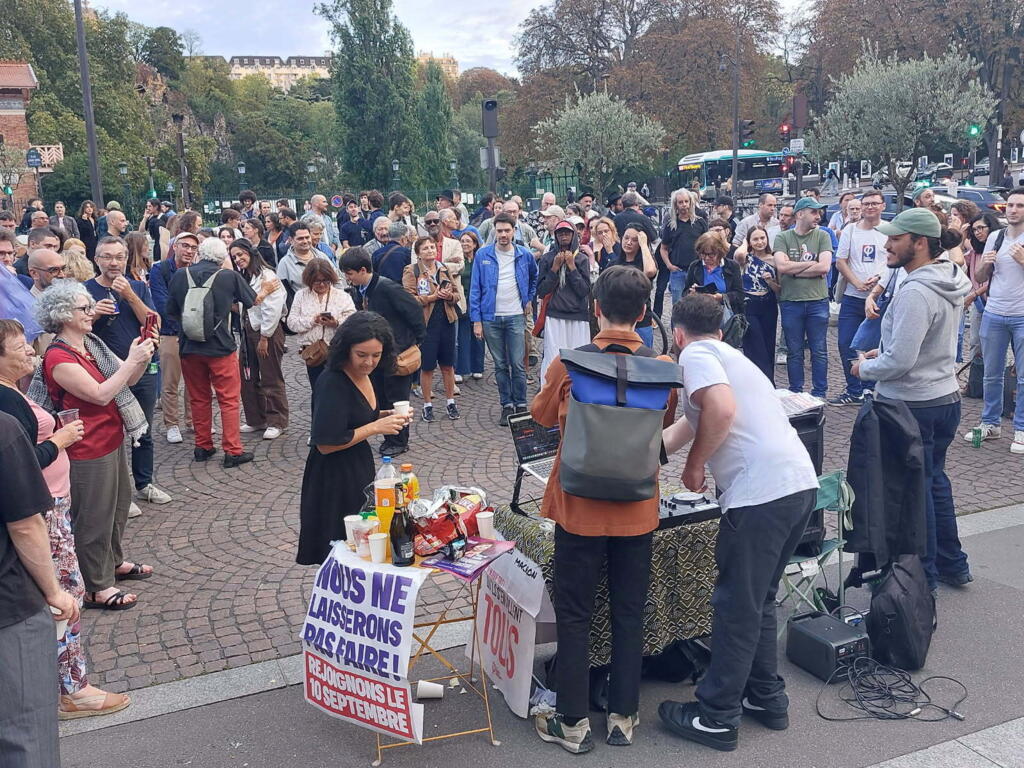 Au centre, la députée européenne Manon Aubry venue célébrer auprès des manifestants la chute du gouvernement Bayrou, à l'approche du mouvement « Bloquons tout » prévu le 10 septembre.