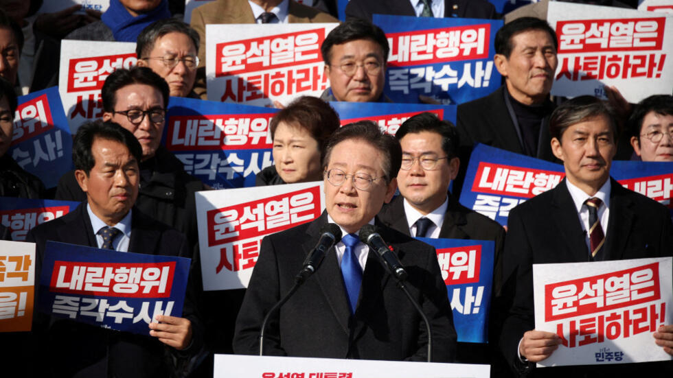 Kiongozi wa chama kikuu cha upinzani cha Democratic Party nchini Korea Kusini, Lee Jae-myung, wabunge na wananchi wakihudhuria mkutano wa kulaani matamko ya kushtukiza ya rais wa Korea Kusini kuhusiana na sheria ya kijeshi juzi usiku na kumtaka ajiuzulu katika Bunge la Seoul, Korea Kusini, tarehe 4 Desemba 2024.