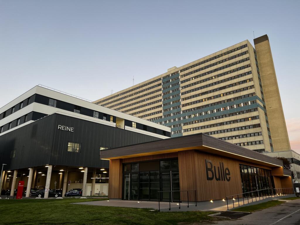 O Espace Bulle, uma galeria de arte e espaço de bem-estar em pleno pátio do Hospital Henri-Mondor, na região parisiense.