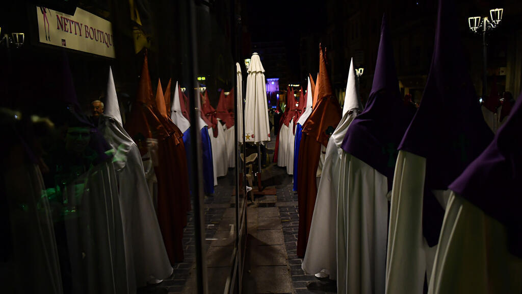 Penitentes encapuzados da irmandade "Santa Veracruz" participam de uma procissão da Semana Santa em Calahorra, norte da Espanha, quarta-feira, 5 de abril de 2023.