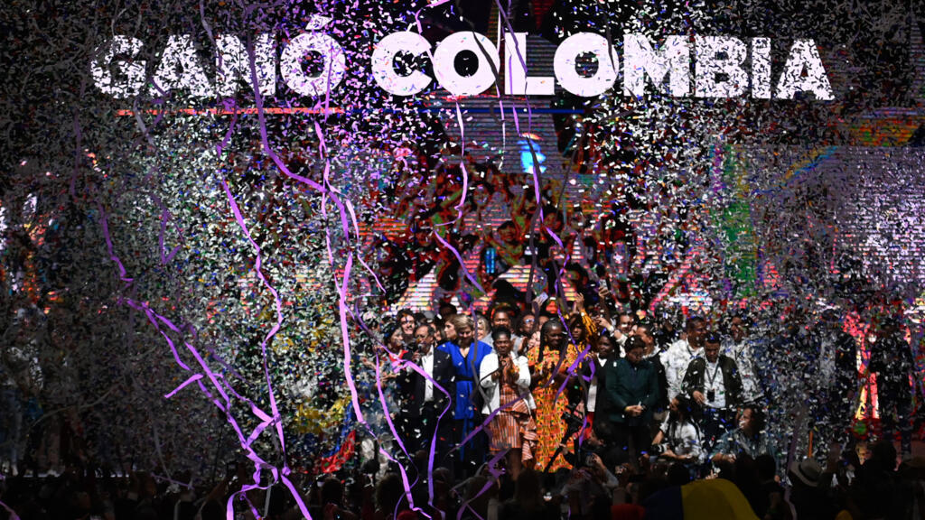 O recém-eleito presidente colombiano Gustavo Petro (C) discursa em Bogotá, após vencer o segundo turno presidencial em 19 de junho de 2022.