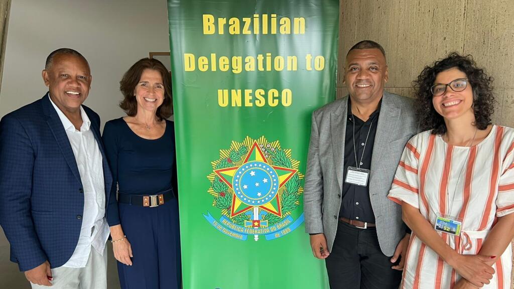 Celso Athayde, (presidente da CUFA à esq), Paula Alves de Souza (embaixadora do Brasil na Unesco), Preto Zezé (Conselheiro da CUFA) e Karina Tavares (diretora da CUFA - França).
