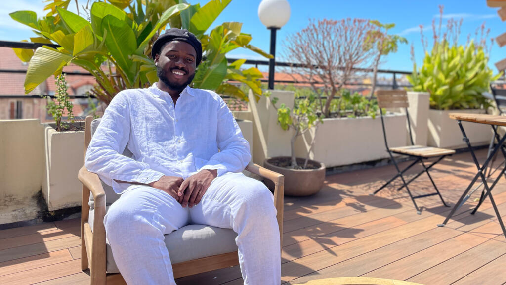 Le jeune chanteur Tyreek McDole se relaxe avant d’ouvrir la soirée du 26 juillet 2025 à Nice.