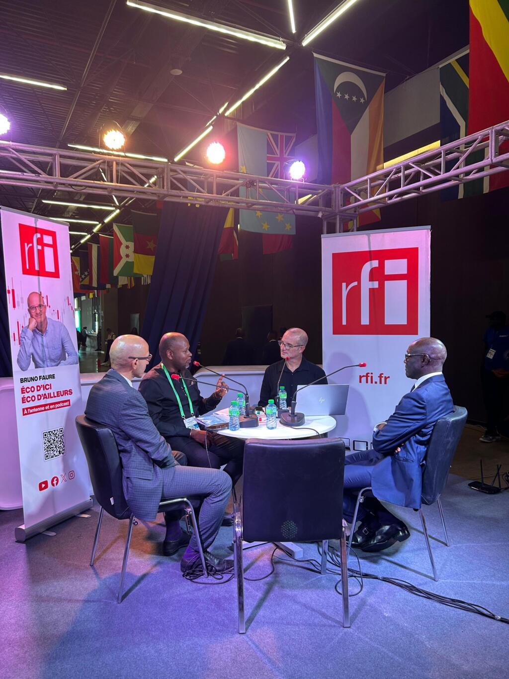 Bruno Faure et ses invités sur le plateau d'Eco d'ici Eco d'ailleurs au Forum Invest in Sénégal le 7 octobre 2025