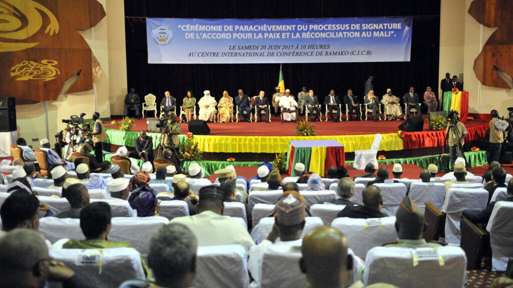 Ibrahim Boubacar Keita, alors président du Mali, (centre) assiste à la signature de la version amendée de l'accord algérien, le 20 juin 2015 à Bamako.