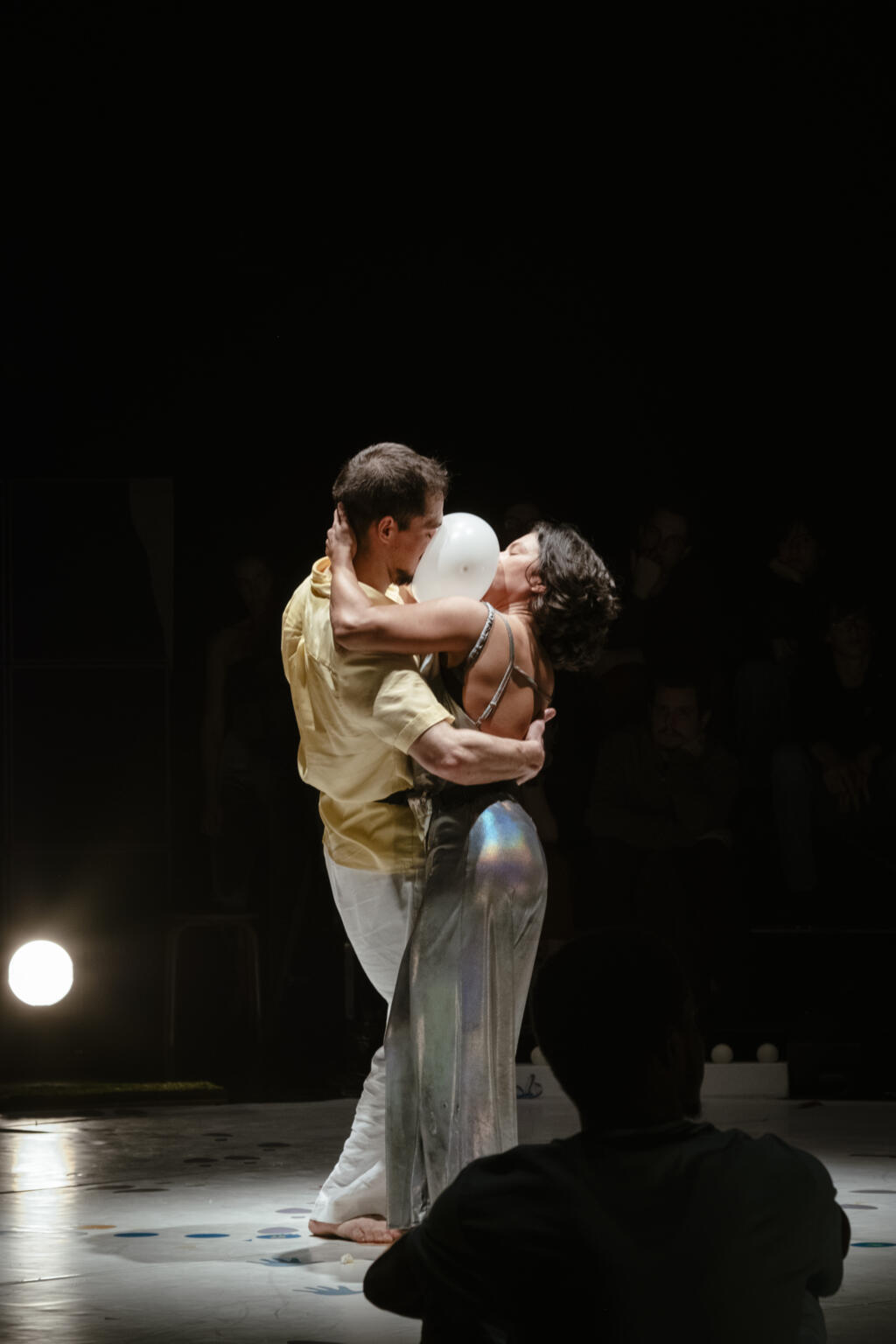 Béatrice Martins e Lucas Cabral Maciel dançam no espetáculo 23 fragmentos dos últimos dias, em cartaz até 18 no fevereiro no Teatro Silvia Monfort, em Paris.