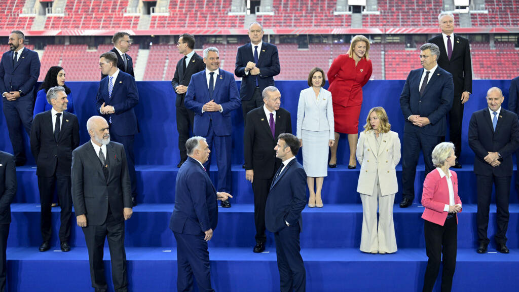 Le Premier ministre hongrois Viktor Orban, au centre gauche, s'entretient avec le président français Emmanuel Macron alors que d'autres dirigeants posent lors d'une photo de groupe lors du sommet de la Communauté politique européenne (CPE) à Budapest, en Hongrie le jeudi 7 novembre 2024.