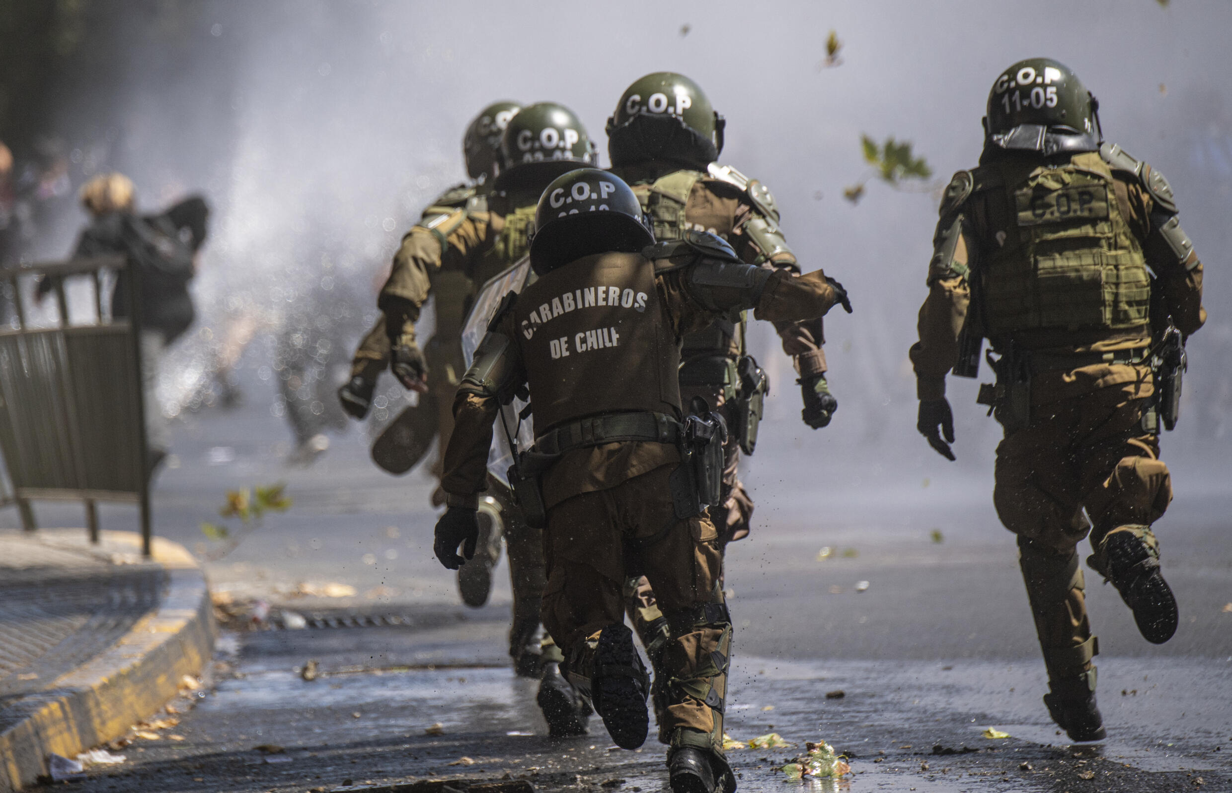 Policías antidisturbios confrontan a estudiantes que protestaban en demanda de una reforma educativa, en Santiago, el 9 de marzo de 2023.