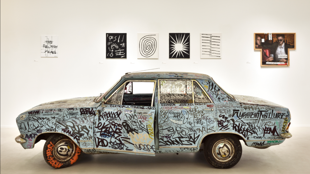 Cette voiture taguée est une œuvre de l'artiste français Ikon. Elle a été recouverte par les blases de tous les artistes qu'il a conduits dans Paris.
