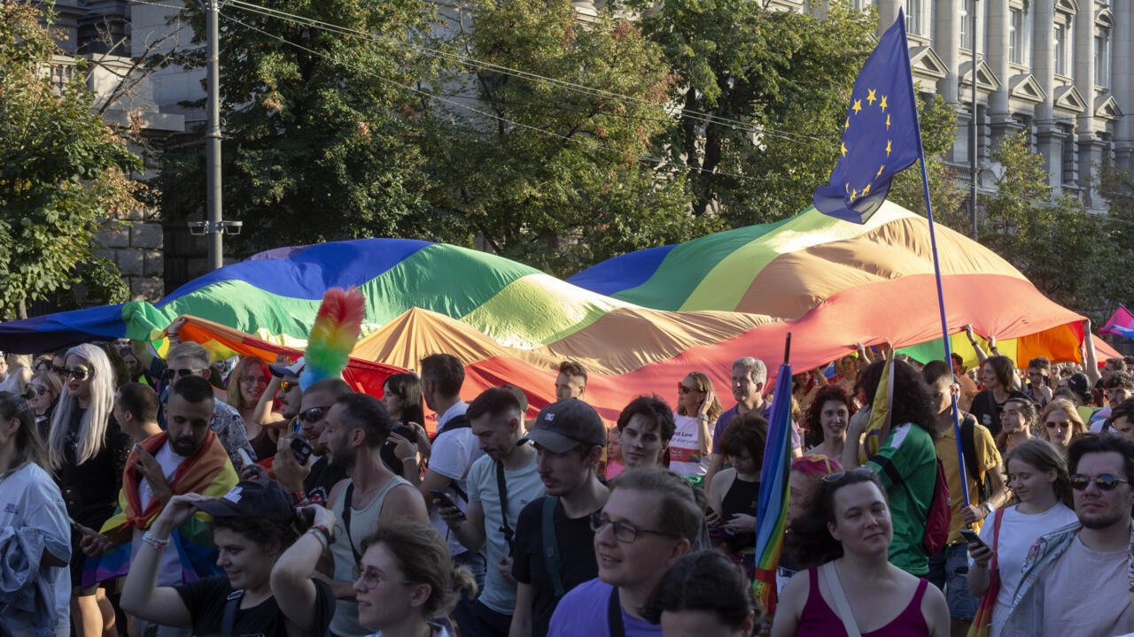 À la Une: en Serbie, la marche des fiertés prend un tour contestataire
