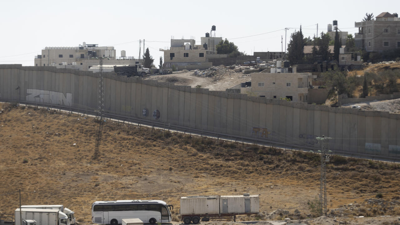 Plongée dans la zone E1, colonie voulue par Israël, où colons et Palestiniens vivent dos à dos