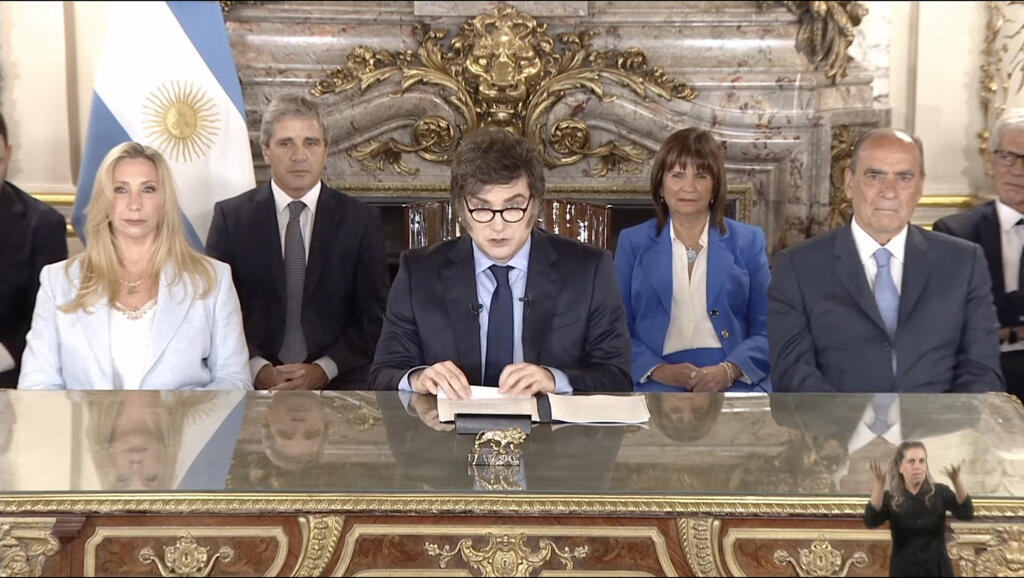 Na noite de terça-feira (10), o presidente da Argentina Javier Milei fez um pronunciamento em rede nacional de rádio e TV para anunciar medidas para seu segundo ano de governo e agradecendo aos argentinos “pelo comovente sacrifício de 2024”, prometendo “tempos felizes em 2025” porque “o pior já passou”.