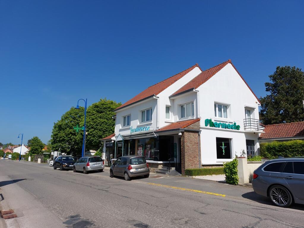 La commune de Neufchâtel-Hardelot présente deux entités Neufchâtel d’un côté, le quartier rural et ouvrier dans les terres, et à 7 kilomètres, Hardelot, en bord de mer, une cité balnéaire plus aisée.