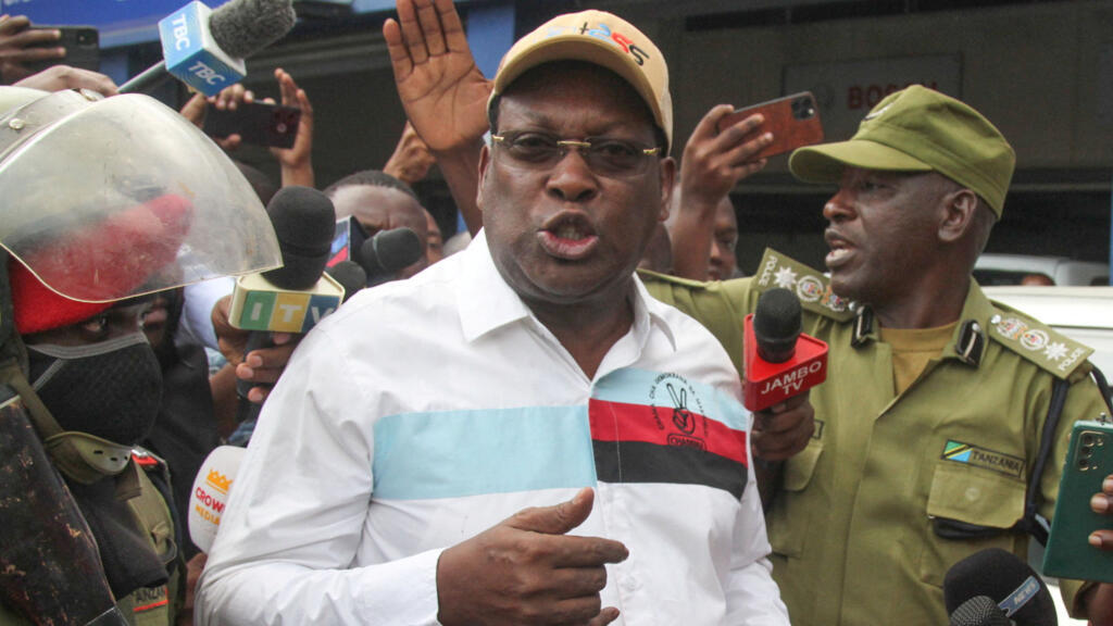 Le président du principal parti d'opposition tanzanien, Chadema, Freeman Mbowe, réagit alors qu'il est arrêté par la police tanzanienne lors des manifestations pour condamner une série d'enlèvements et de meurtres dans la région de Magomeni, à Dar es Salaam, en Tanzanie, le 23 septembre 2024.
