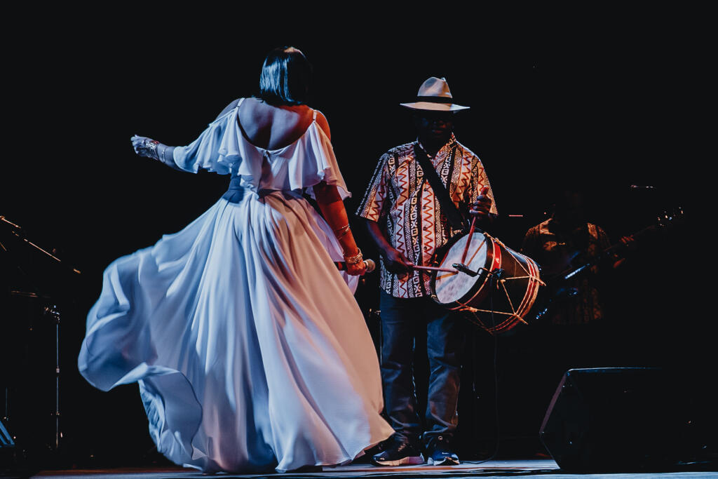 Cantora brasileira Patrícia Bastos participa da 50ª edição do Festival Cervantino, em Guanajuato, no México.