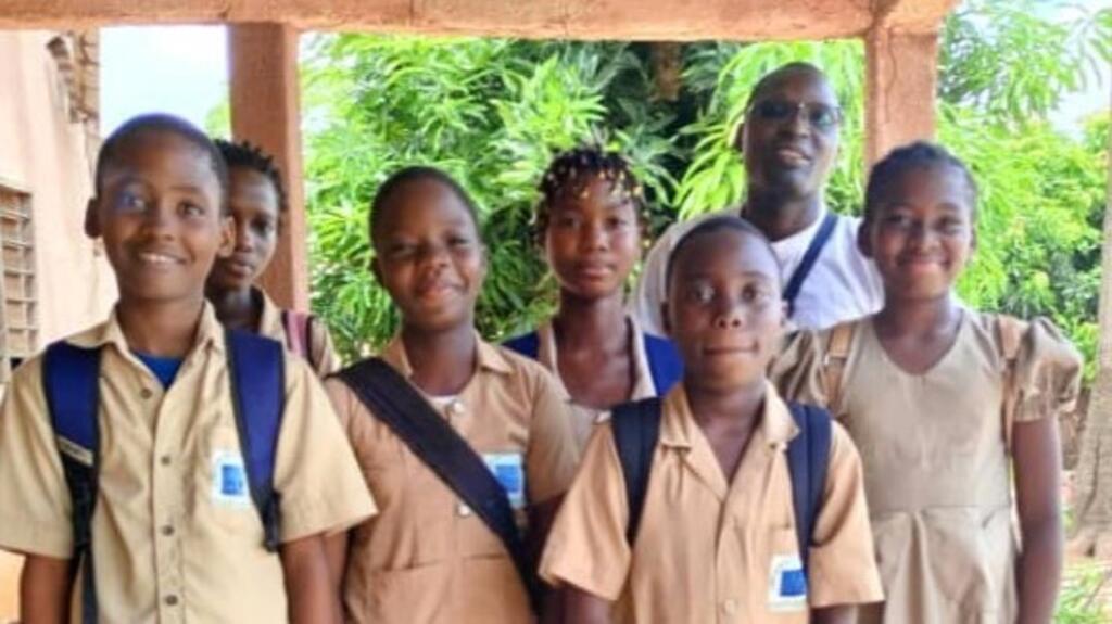 Akai Messan Iréné Mamao, président du Club RFI Jeunesse Positive d'Abomey Calavi et des élèves.