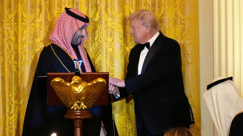 Tổng thống Mỹ Donald Trump (P) bắt tay hoàng thái tử Ả Rập Xê Út Mohammed bin Salman, tại dạ tiệc ở Nhà Trắng, Washington, Hoa Kỳ, ngày 18/11/2025.