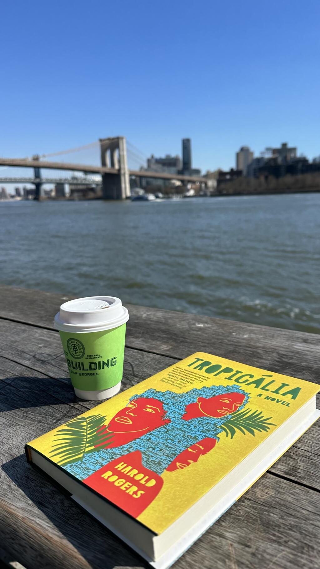 "Quando você começa um livro, você acha que vai escrever uma vez e vai ser um hit, vai ser um sucesso enorme. Mas, aí você escreve algo, não gosta, escreve aquilo e não tá certo e aí você vai aprendendo, vai conhecendo melhor o seu próprio trabalho."