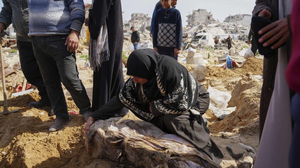 Os corpos dos palestinos mortos durante a guerra entre Israel e Hamas e enterrados em uma vala comum no pátio do Hospital Shifa são exumados para identificação e enterro nos cemitérios oficiais da Cidade de Gaza, na quinta-feira, 13 de março de 2025.
