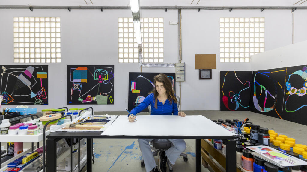 A artista carioca Maria Lynch inaugura exposição em Portugal.