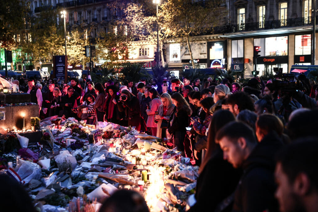De nombreux Parisiens venus rendre hommage aux victimes des attentats du 13-Novembre, à l'occasion des 10 ans des attaques terroristes.