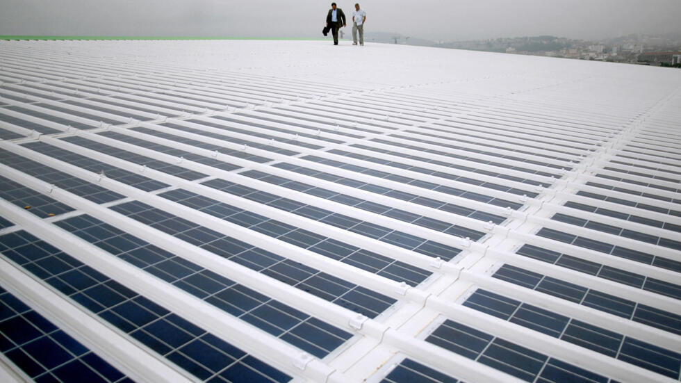 Ảnh minh họa : Pin mặt trời được phủ trên mái của SVĐ Geoffroy Guichard, ở Saint-Etienne, Pháp, ngày 29/08/2007.