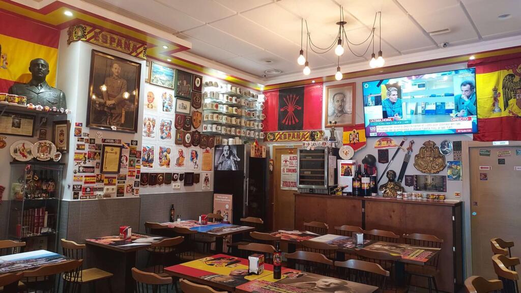 Décoration intérieure du bar franquiste « Una grande libre », dans le quartier d’Usera à Madrid.