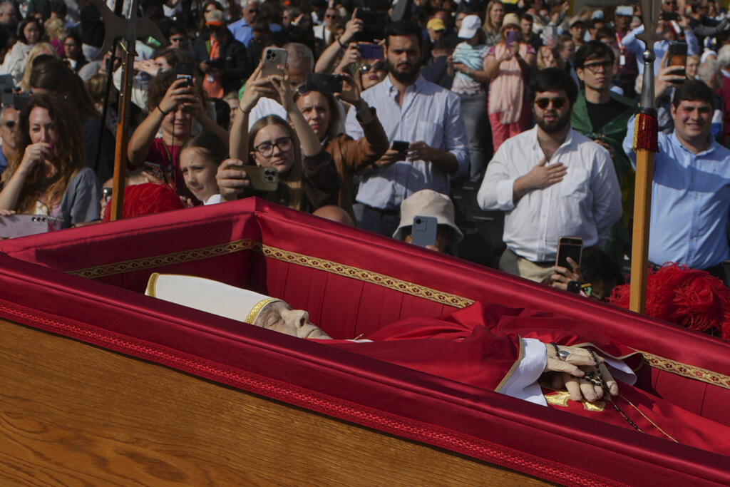 Na quarta-feira, o corpo do papa Francisco foi transportado em procissão da Casa de Santa Marta, onde ele morava, para a Basílica de São Pedro, no Vaticano. 23 de abril de 2025