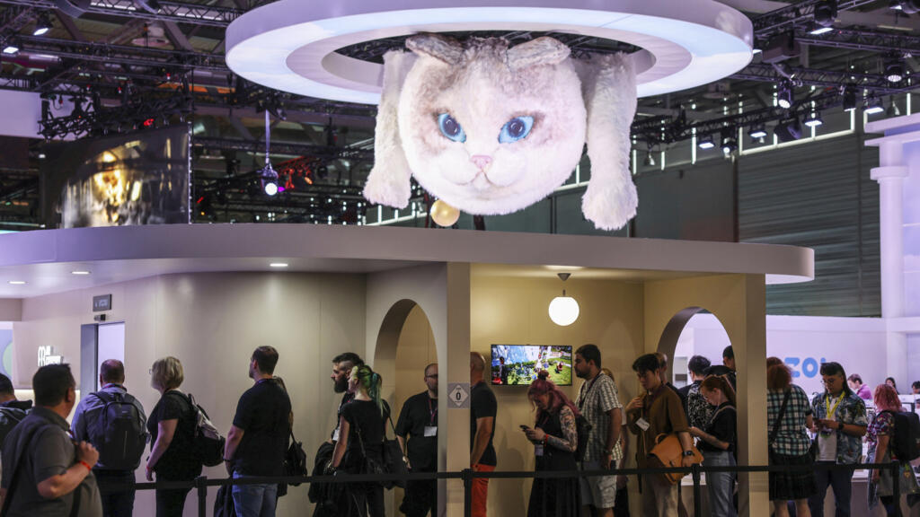 Des joueurs font la queue sur le stand du jeu inZoi au salon du jeu vidéo Gamescom à Cologne, en Allemagne, le mercredi 21 août 2024.