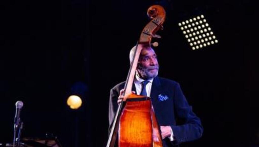 Le contrebassiste Ron Carter en concert au théâtre de la Mer de Sète, le 20 juillet 2019.