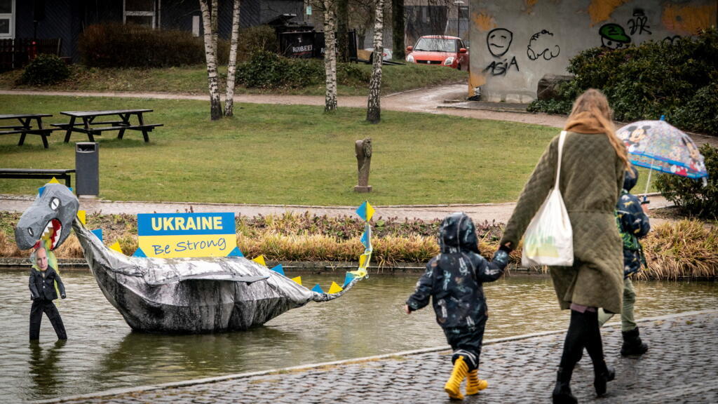 Uma instalação no lago de Helsinge, no norte na Dinamarca, representa a Ucrânia como um dragão devorando o presidente russo, Vladimir Putin. Foto de 4 de abril de 2022.