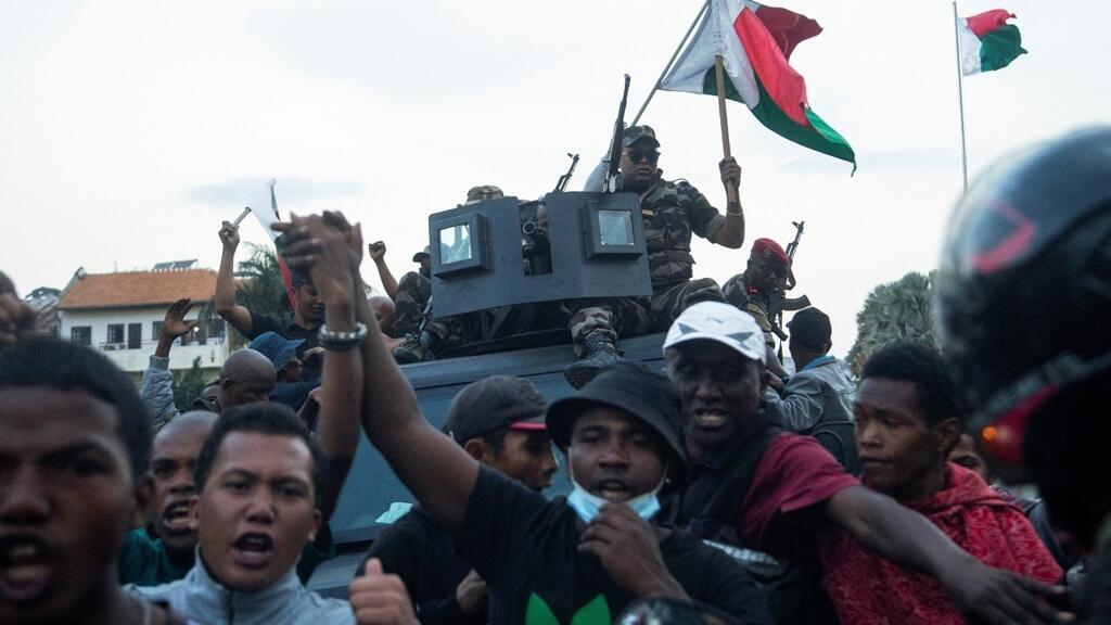 Des militaires malgaches, refusant les ordres de répression, ont décidé de se joindre aux manifestants à Antananarivo, samedi 11 octobre 2025.
