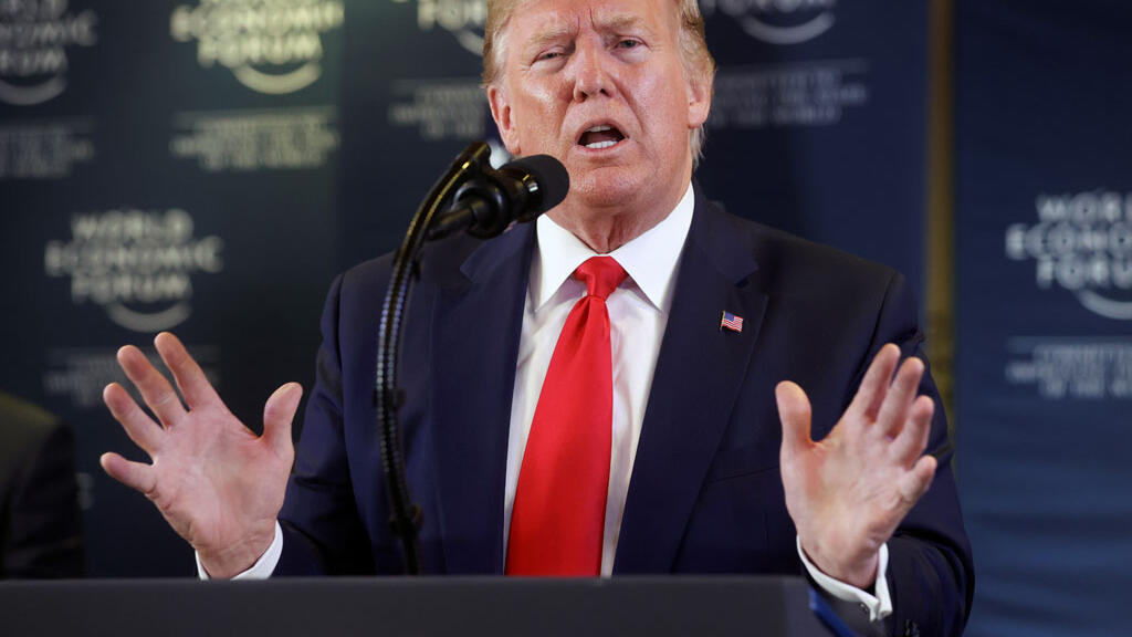 Le président américain Donald Trump fait un geste pendant sa conférence de presse au 50e Forum économique mondial (WEF) à Davos, en Suisse, le 22 janvier 2020.