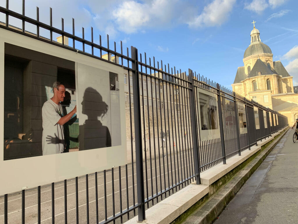 O trabalho da fotógrafa Ilana Bar, em exposição ao ar livre, em Paris, até 20/11/21.