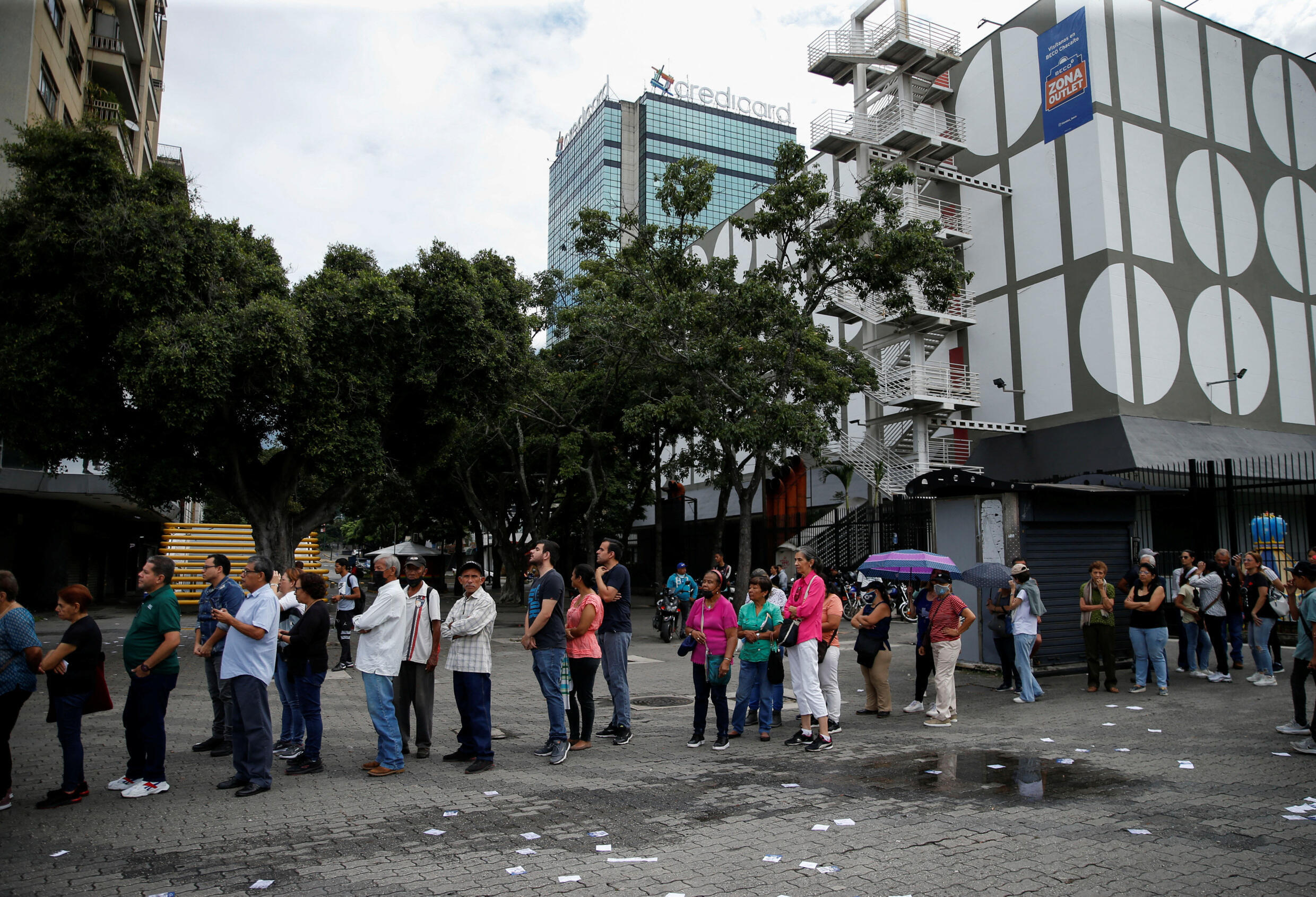 La gente haciendo fila para emitir su voto en esta Primaria Presidencial 2023 para elegir a un candidato de oposición, Caracas, 22 de octubre, 2023.