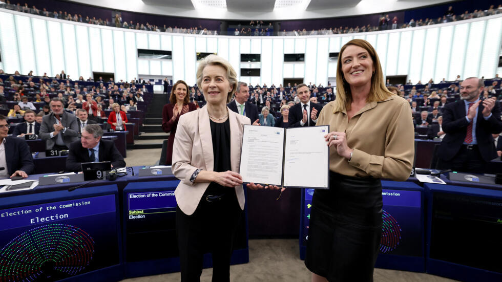 Bi Ursula von der Leyen (kushoto), Rais wa Tume, na Bi Roberta Metsola (kulia), Spika wa Bunge la Ulaya, katika Bunge la Ulaya huko Strasbourg, Novemba 27, 2024.