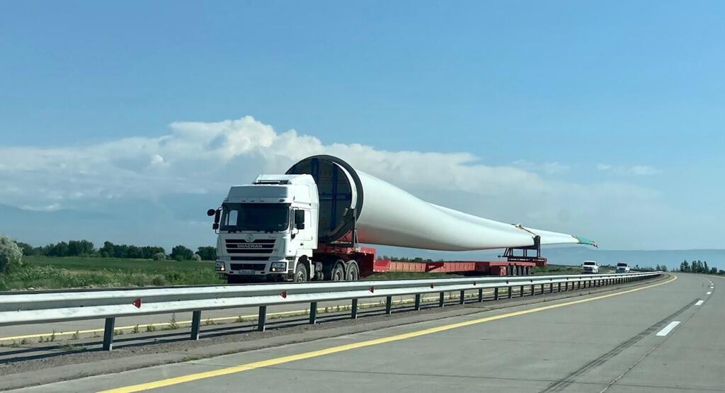 Une pale d’éolienne produite en Chine, en route vers l’Europe, sur la nouvelle autoroute qui lie la frontière chinoise à Almaty, la capitale économique du Kazakhstan.