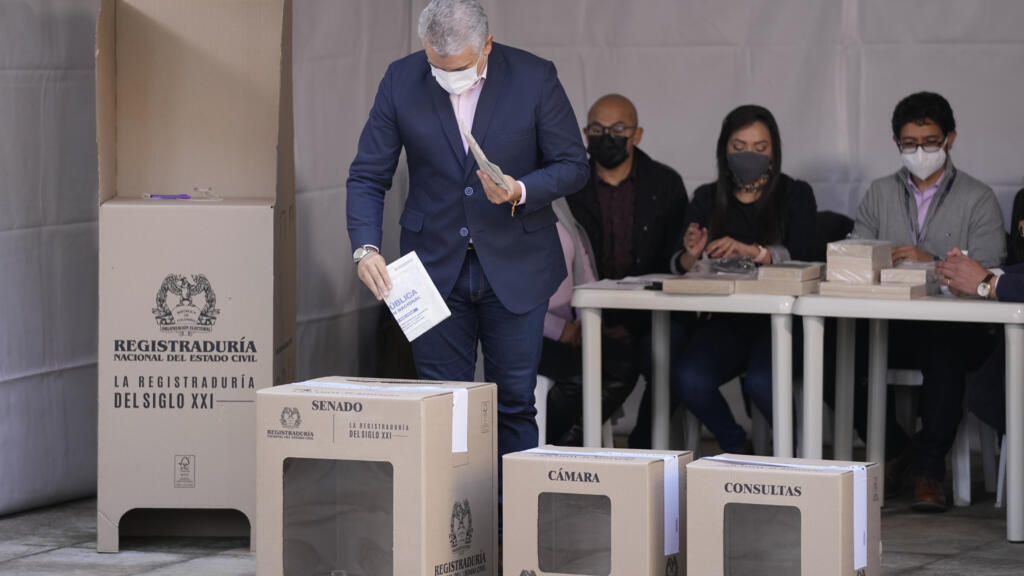 Le président colombien Iván Duque vote lors des élections législatives à Bogotá, en Colombie, le dimanche 13 mars 2022. (Image d'illustration)