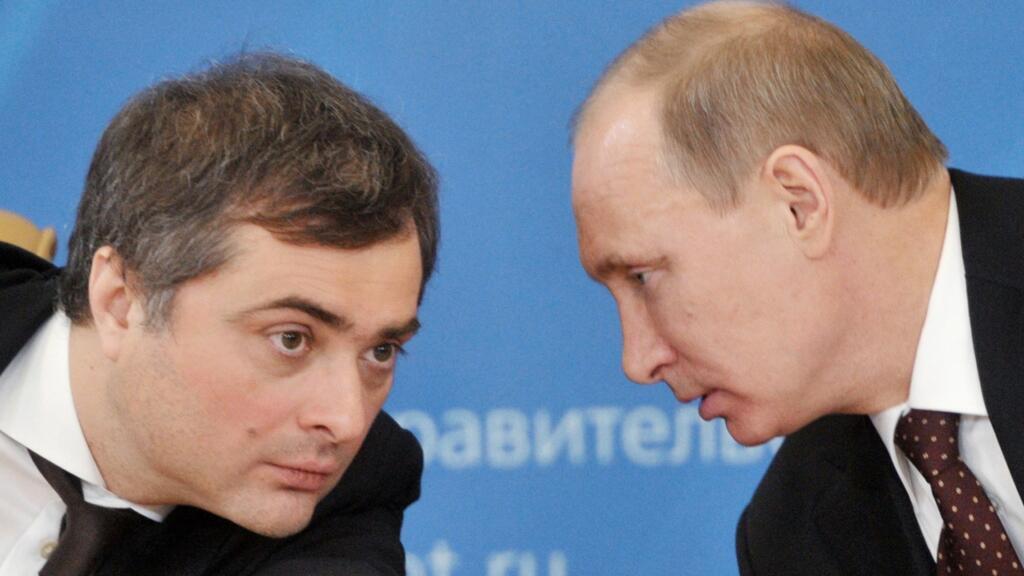 Vladislav Surcov (esq.) aparece ao lado de Vladimir Putin (dir.) em foto de 2012, quando Putin era primeiro-ministro da Rússia.