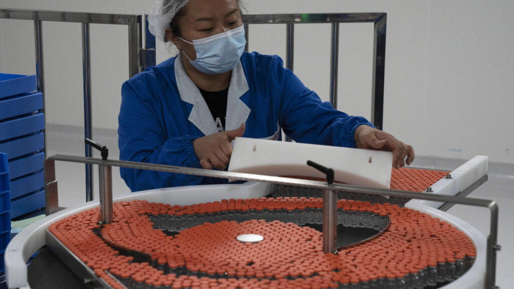 La Chine est aujourd'hui le premier fabricant mondial de vaccin anti-Covid-19. Ici, dans une usine de production de la compagnie Sinovac, à Pékin, en septembre 2020.