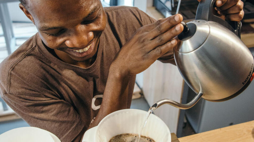 Un barista à Question Coffee.
