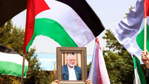 Picha ya kiongozi wa Hamas aliyeuawa, Ismaïl Haniyeh, na bendera za Palestina, wakati wa maandamano katika mitaa ya Tehran, Iran, Julai 31, 2024.
