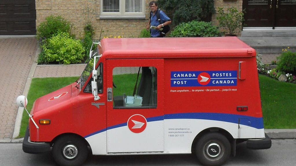 Un véhicule de livraison de la poste du Canada.