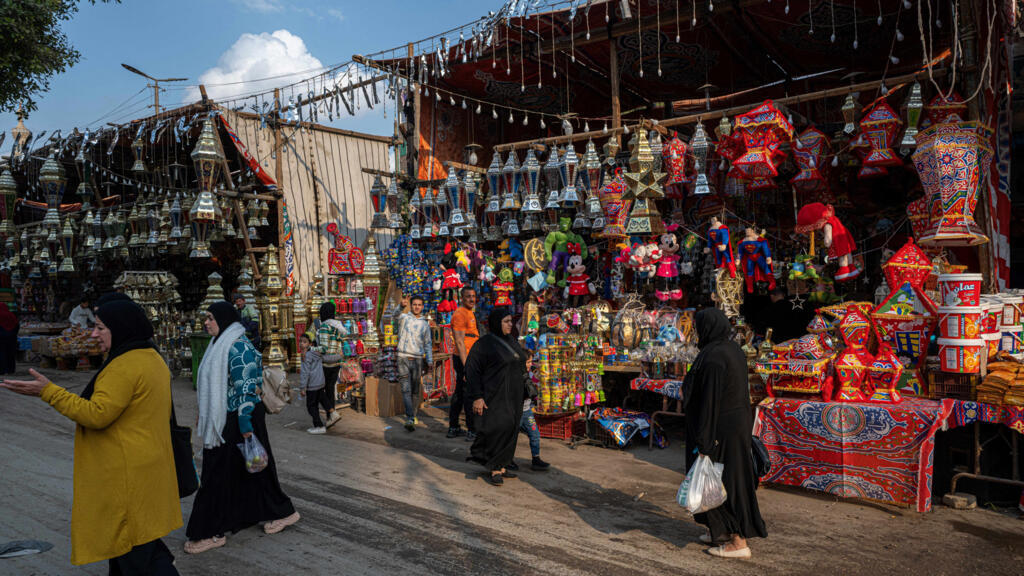 Des marchands présentent des lanternes traditionnelles, un objet de décoration populaire utilisé pendant le mois de Ramadan, sur un marché dans le quartier de Sayyida Zeinab dans les vieux quartiers du Caire, le 19 février 2025, alors que les gens se préparent à accueillir le mois de jeûne musulman.