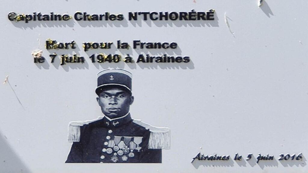 Plaque commémorative de l'Institut des hautes études de Défense nationale en l'honneur du capitaine Charles N'Tchoréré.